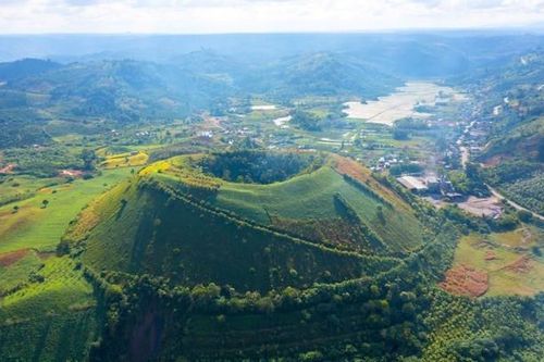 'Đột nhập' hang động núi lửa kỳ vĩ bậc nhất Đông Nam Á ở Đắk Nông