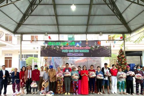 100 hộ khó khăn phường Vĩnh Phước được tặng quà