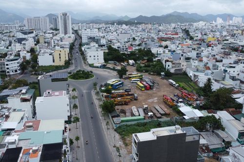 Bãi giữ xe gần vòng xoay đường Thích Quảng Đức (TP. Nha Trang): Thành phố yêu cầu xử lý về phòng cháy, chữa cháy và an ninh trật tự