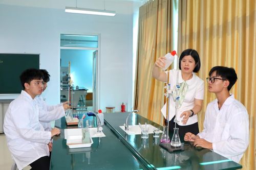 Hết lòng với sự nghiệp 'trồng người'