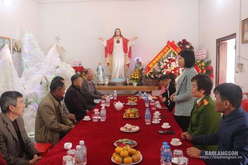 Đoàn công tác của thành phố Lạng Sơn thăm, chúc mừng Giáo xứ Mỹ Sơn nhân dịp Lễ Giáng sinh năm 2024