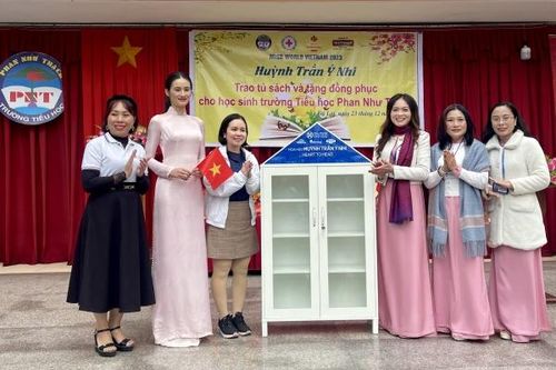 Hoa hậu Huỳnh Trần Ý Nhi trao tặng tủ sách và đồng phục cho học sinh tại Đà Lạt
