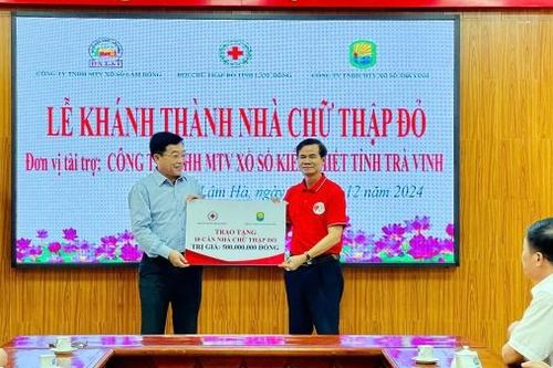 Bàn giao 2 nhà tình thương và trao học bổng cho học sinh có hoàn cảnh khó khăn