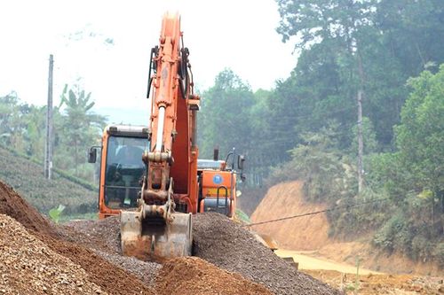 Huy động sức dân làm đường giao thông nông thôn