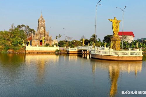 Cổ kính nhà thờ chạm khắc gỗ Đông Lâm