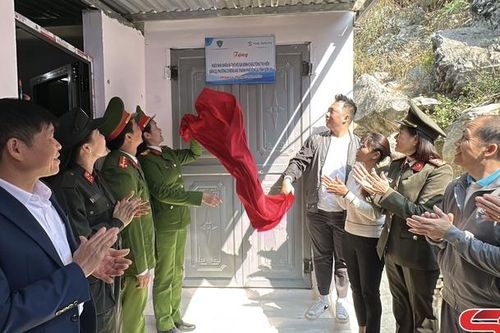 Tặng Nhà nhân ái cho hộ có hoàn cảnh đặc biệt khó khăn