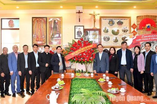 Phó Chủ tịch UBND tỉnh Hoàng Việt Phương chúc mừng các giáo xứ nhân dịp Giáng sinh