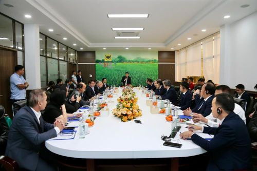 Chủ tịch Quốc hội Lào thăm và làm việc tại Công ty Cổ phần Phân bón Bình Điền