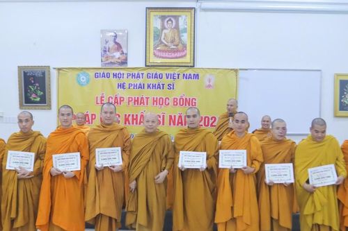 Quỹ 'Pháp học Khất sĩ' trao 197 phần học bổng đến Tăng Ni sinh hệ phái