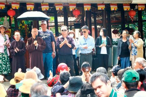 Ban Từ thiện thiền viện Vạn Hạnh trao quà đến người khiếm thị