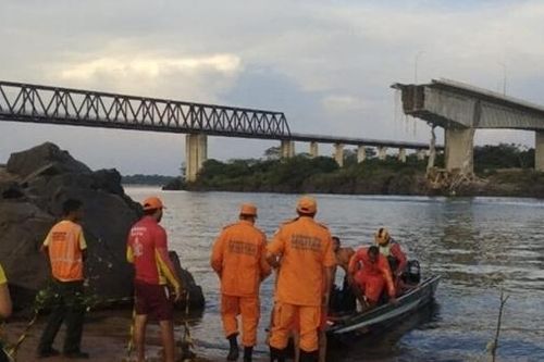 Sập cầu ở Brazil, xe bồn chở axit rơi xuống sông