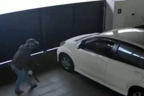 Clip: Chủ nhà dũng cảm chống trả quyết liệt với trộm như phim hành động