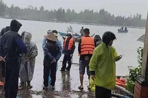Chìm phà ở xã đảo, 14 người thoát nạn, nhiều tài sản chìm xuống sông