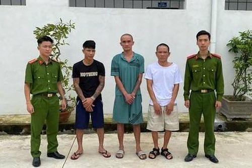 Bắt nhóm đối tượng trang bị 2 khẩu súng để 'áp tải' ma túy
