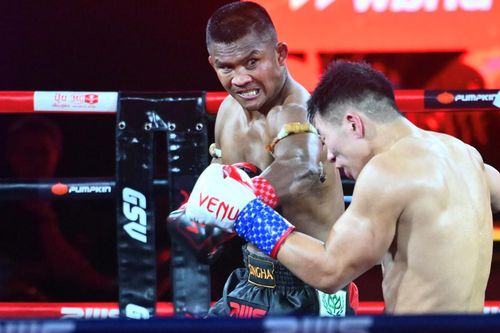 'Thánh Muay' Buakaw tung đòn như mưa, đánh bại cao thủ Trung Quốc
