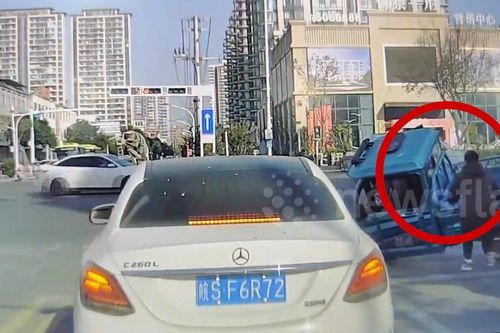 Xe 3 bánh bị nghiêng một bên, tài xế ô tô có hành động đẹp