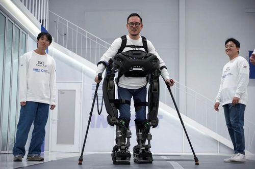 Kỳ diệu người liệt nửa thân có thể đứng lên và đi lại