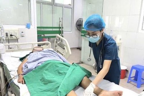 Hằng ngày phải ngâm chân trong nước, người phụ nữ bị nhiễm xoắn khuẩn vàng da