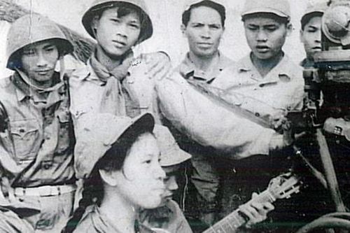 Văn công cũng là chiến sĩ