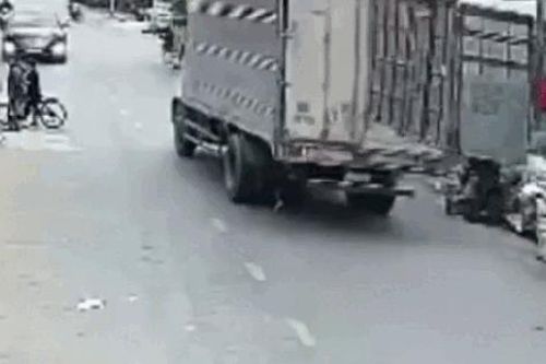 Bất cẩn khi di chuyển, xe tải để cửa thùng hàng va vào người đi đường, gây chấn thương nặng