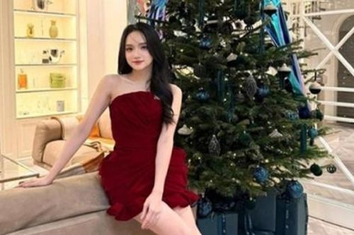Hương Giang gợi cảm đón Giáng sinh trong biệt thự triệu đô