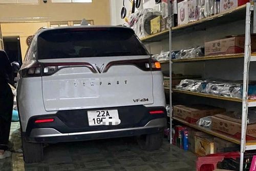 Bất ngờ danh tính tài xế xe ô tô con lao vào nhà dân khiến cháu bé 17 tháng tuổi tử vong