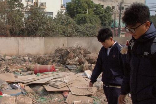 Hà Nội: Đường dài 2,1 km làm hơn 10 năm không xong, người dân sống chung với ô nhiễm