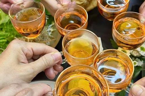 Đã có người tử vong sau uống rượu: Cục An toàn thực phẩm khuyến cáo các dấu hiệu ngộ độc