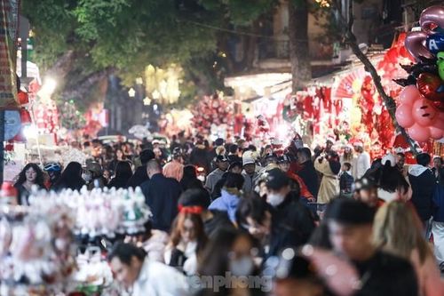 Tối Giáng sinh tại Hà Nội: Đường lên phố đông nghịt, Nhà thờ Lớn kín người