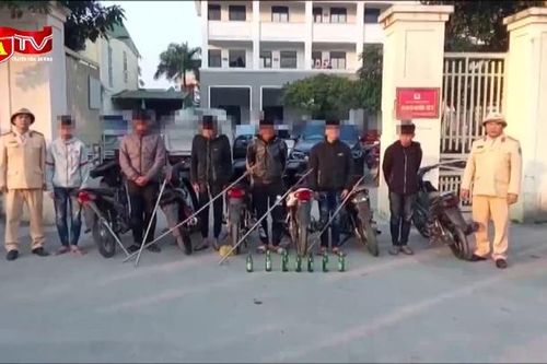 Xử lý nhóm 'choai choai' mang 'phóng lợn' gây náo loạn đường phố