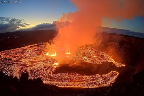 Cận cảnh núi lửa mạnh nhất thế giới ở Hawaii phun trào trở lại