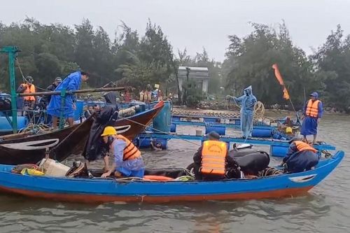 Trục vớt thành công chiếc phà chở 14 người bị chìm dưới sông Trường Giang