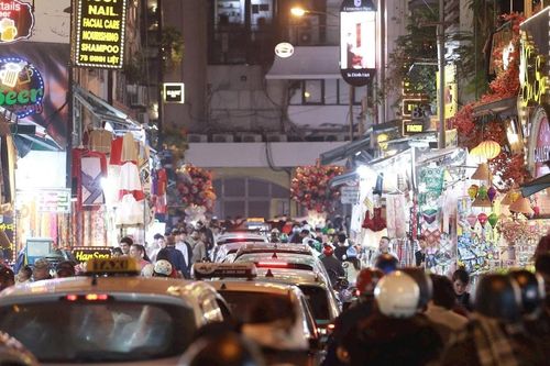 Hà Nội: Đêm Noel, nhiều tuyến đường đổ về Nhà thờ Lớn, phố đi bộ Hồ Gươm gây ùn tắc kéo dài
