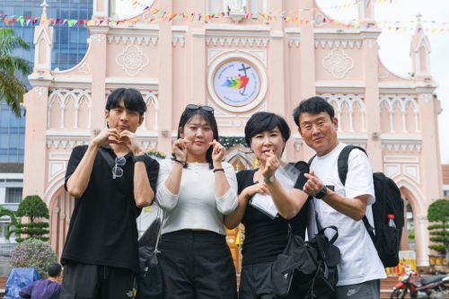 Nhà thờ Con Gà Đà Nẵng 'ngập' khách Nhật, Hàn dịp Noel