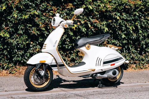 Vespa 946 Christian Dior được rao bán 65.000 USD