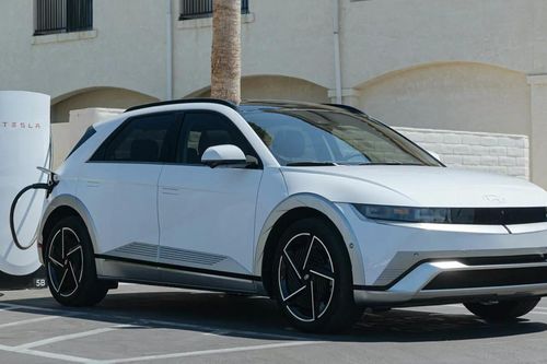 'Sang' như Hyundai, tặng bộ chuyển đổi để chủ xe dùng 'ké' trạm Tesla