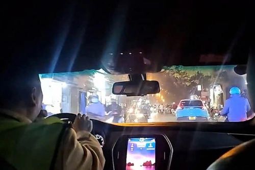 Cánh sát giao thông kịp thời đưa bé trai 3 tuổi đi cấp cứu