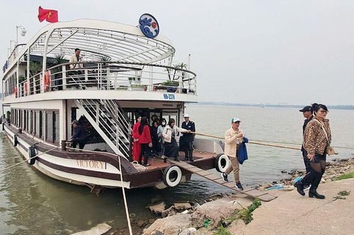 'Đánh thức' du lịch sông Hồng