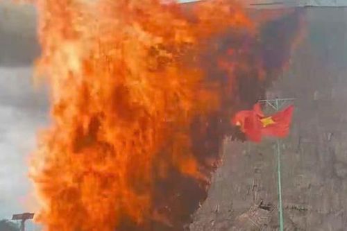 Kon Tum: cháy nhà rông truyền thống làng Kon Jong