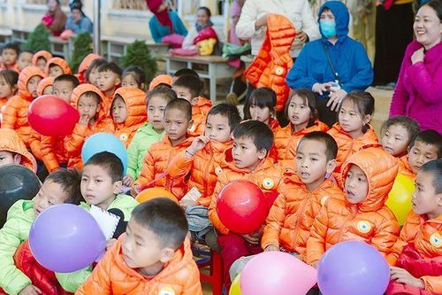 Gần 1,2 tỷ đồng được trao tặng cho trẻ em vùng cao Sơn La