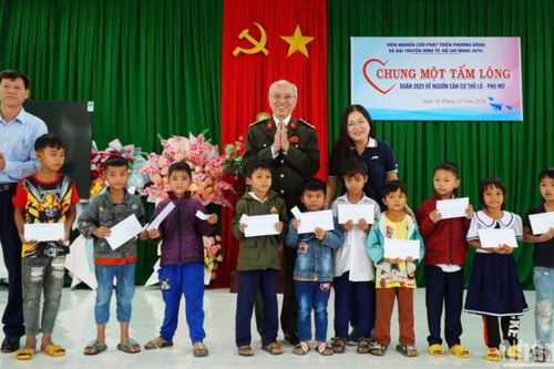 Trao quà Tết, tặng bò giống cho đồng bào dân tộc thiểu số vùng cao Phú Yên