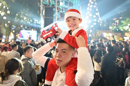 Đông đảo người dân đổ về trung tâm Thủ đô đón Giáng sinh