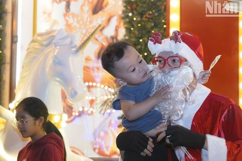 Rộn ràng không khí đêm Giáng sinh tại Thành phố Hồ Chí Minh