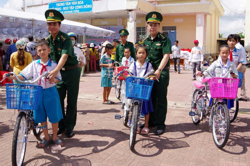Ống kính bạn đọc: Luôn gắn bó với nhân dân