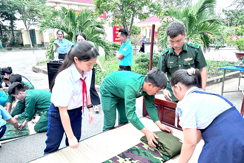 'Vẻ vang truyền thống, tiếp bước cha anh'