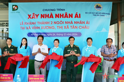 Bộ đội Biên phòng An Giang trao tặng nhà nhân ái tại xã biên giới