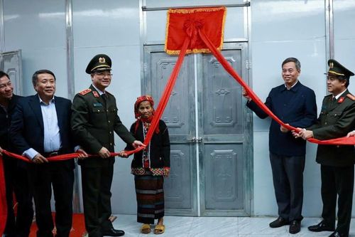 Trao tặng 200 căn nhà cho đồng bào miền núi Quảng Trị