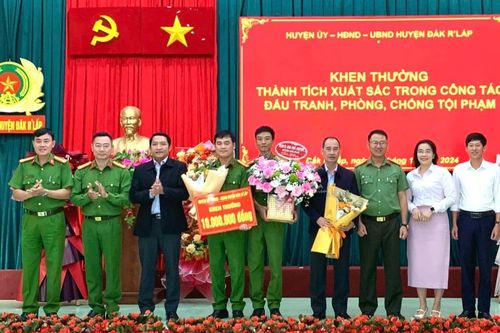 Khen thưởng Công an huyện Đắk R'lấp về thành tích trong những ngày đầu thực hiện đợt cao điểm