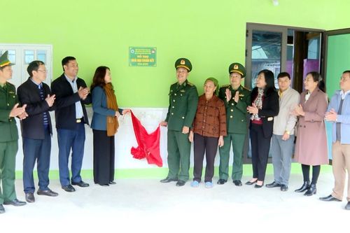 Bàn giao 25 Nhà Đại đoàn kết cho hộ nghèo
