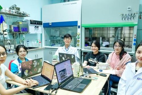 Hai tiến sĩ trẻ ĐHQG TP. HCM nhận danh hiệu 'Công dân trẻ tiêu biểu TP. HCM' năm 2024